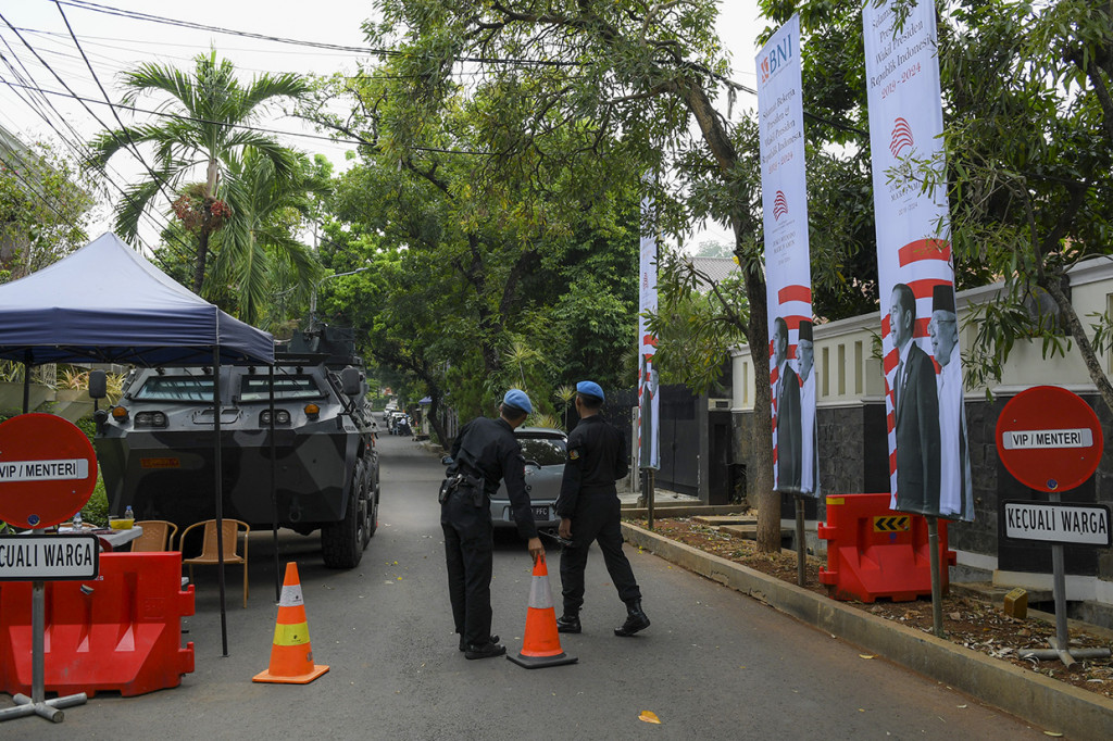 Selain aparat keamanan bersenjata, satu unit kendaraan Anoa milik Mabes TNI juga terparkir di kawasan tersebut. 